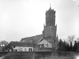 <p>Foto van de Grote Kerk uit 1928-1944 vanuit het noordwesten. Het voormalige kerkhof is afgebakend met een muur (beeldbank RCE). </p>
